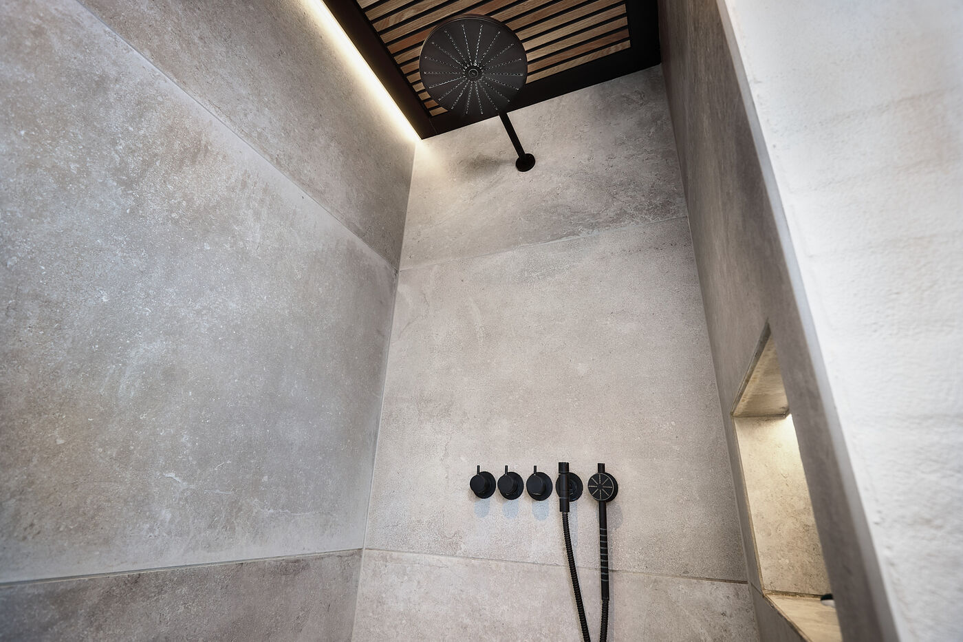 Renoveret badeværelse med walk in shower og betonfliser